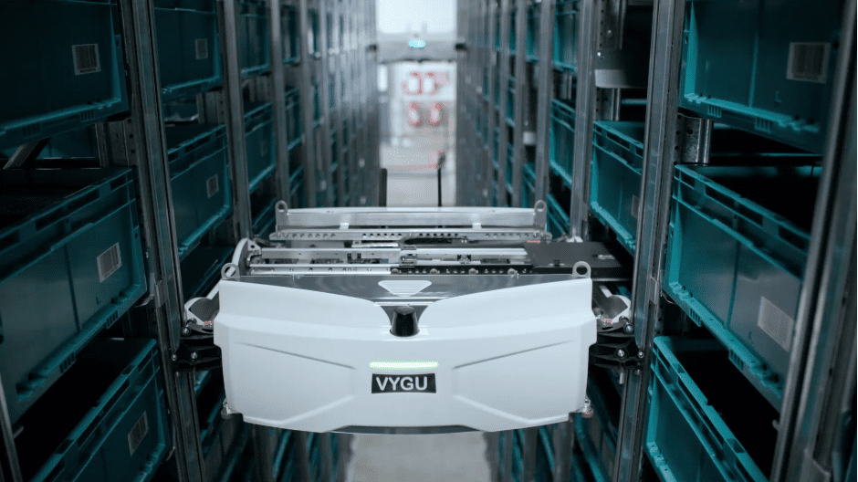 Le robot Skypod va chercher des bacs stockés en hauteur dans des racks.
© Exotec