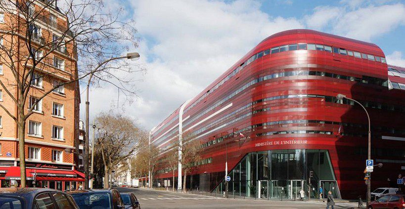 Grâce au droit souple, l’immeuble le Garance concilie
les inconciliables : un atelier ICPE de la RATP, une crèche,
une école et des bureaux. © Cabinet Métra et Associés