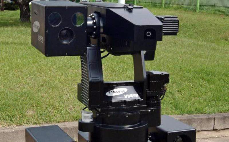 Le robot tueur SGR-A1 de Samsung détecte les intrusions
sur un rayon de quatre kilomètres.
CC Mark Black Ultor