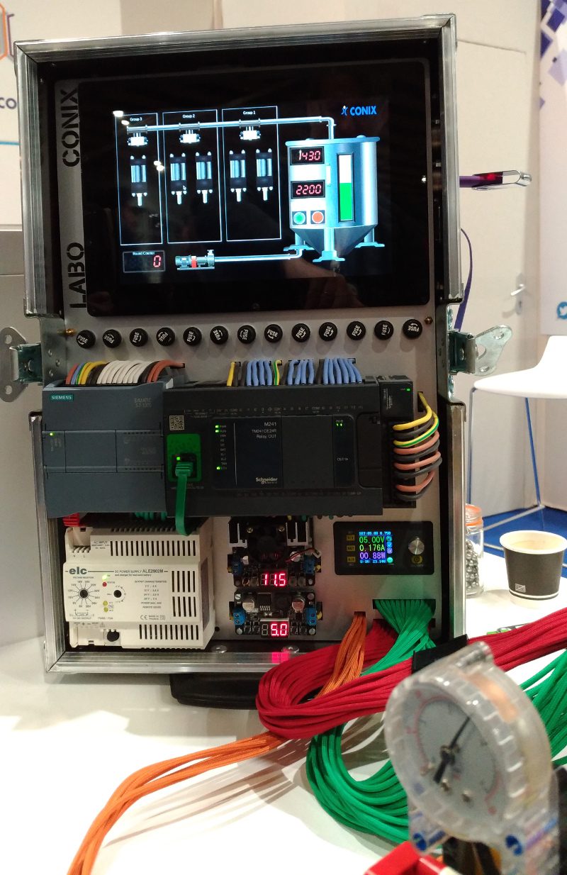 Cette partie de la mallette pédagogique comporte deux automates industriels ainsi que l’écran de visualisation du contrôle des automates.
© TCA-innov24