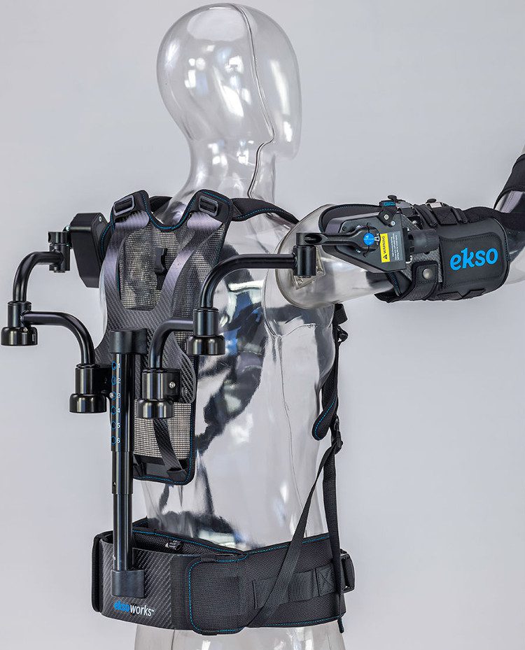 L'EksoVest s'enfile comme un harnais. © Ekso Bionics