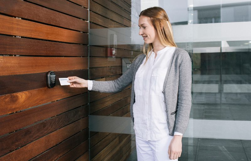 Le badge virtuel de contrôle d’accès se retrouve embarqué
dans la Carte de Professionnel de Santé. © Assa Abloy