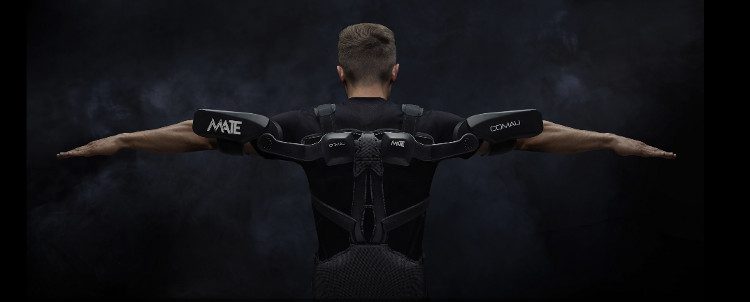 Grâce à cet exosquelette, les opérateurs diminuent de 30% l'effort musculaire. © Comau