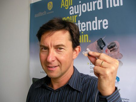 Pascal Roussel, directeur général
d’Auditech Innovations avec un bouchon
moulé EarPro © D.R. 