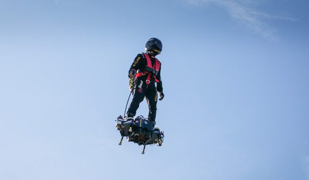 Rien de tel que l'œil humain pour détecter des anomalies, par exemple à bord du Flyboard Air de Franky Zapata. © Zapata