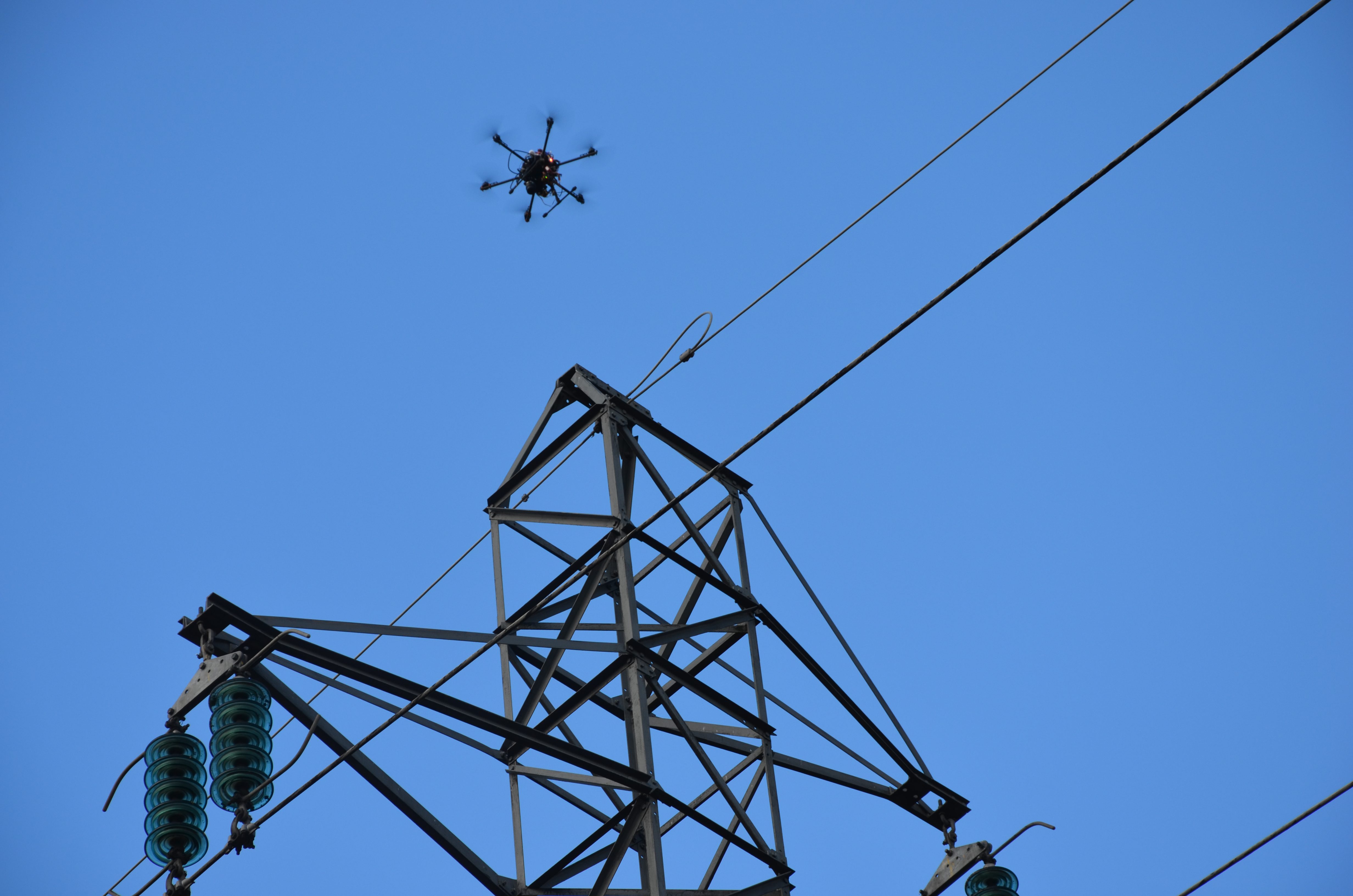 Le drone est aussi utilisé
pour la surveillance des réseaux
électriques. © D.R.