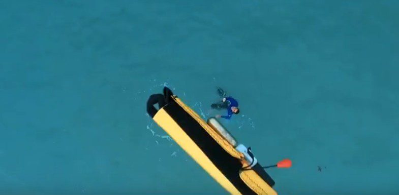 Repéré par un maître-nageur-sauveteur, ce nageur
en détresse va recevoir une bouée auto-gonflable
communicante que vient de larguer le drone.
© Helper Drone