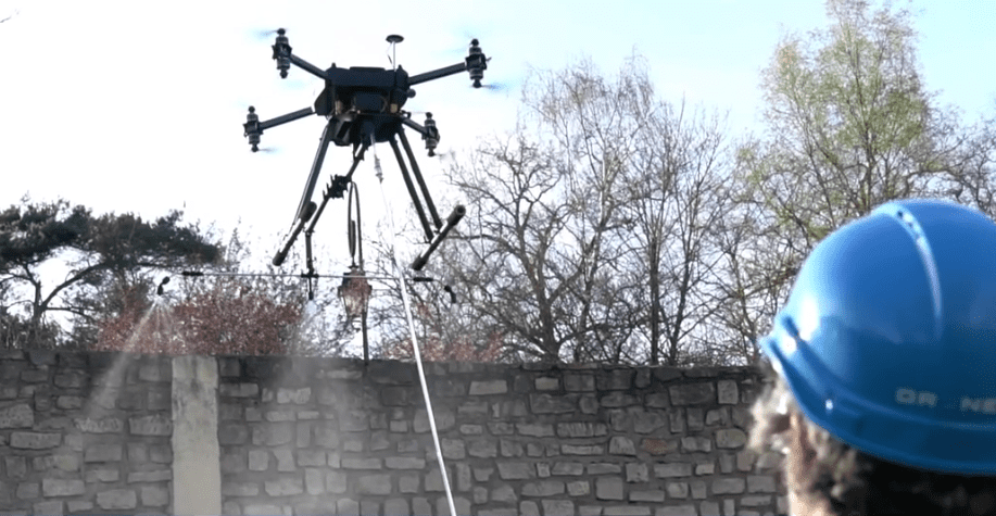 Le drone Hercule 10 Protector a ouvert la voie au spray.
Ici, au service du BTP. Ailleurs, pour diffuser des gaz
lacrymogènes. Quant au drone Hercules 5 UF à câble,
il peut devenir relais WiFi. © Drone Volt