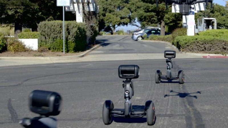 Basés sur la plateforme robotique de Segway,
ces patrouilleurs autonomes travaillent avec
un drone volant. © Turing Video