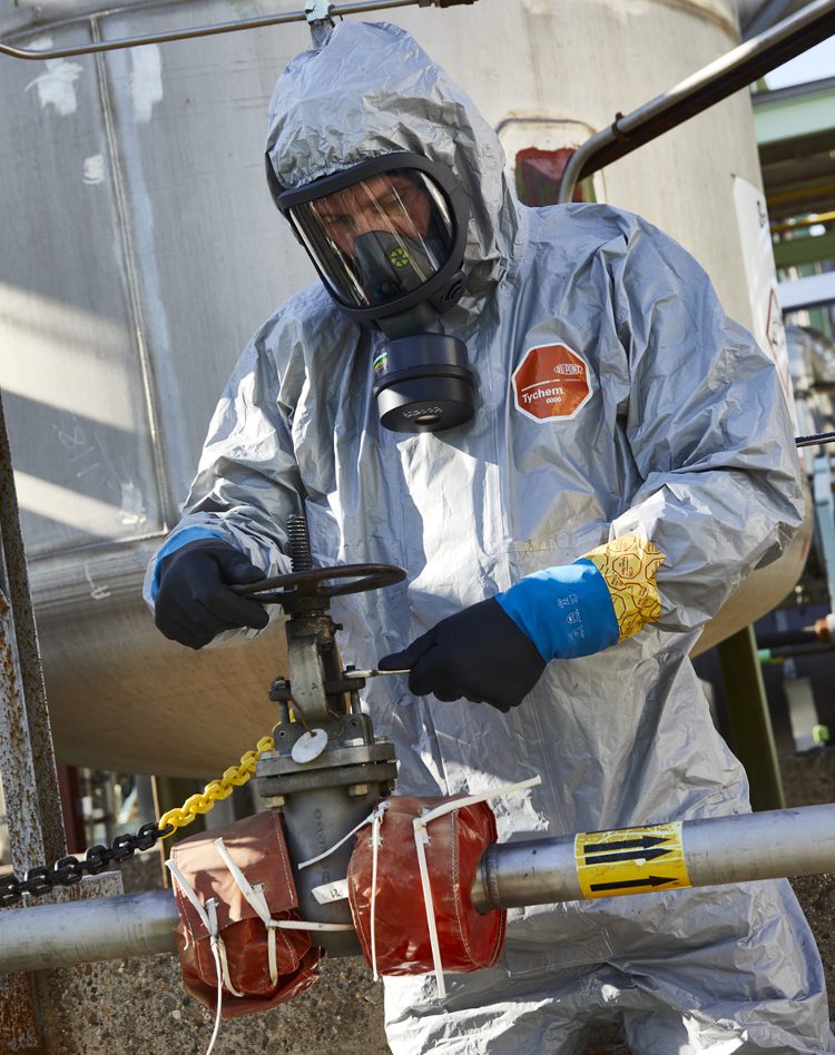 Les gants en néoprène résistent à de nombreux produits chimiques. © Dupont