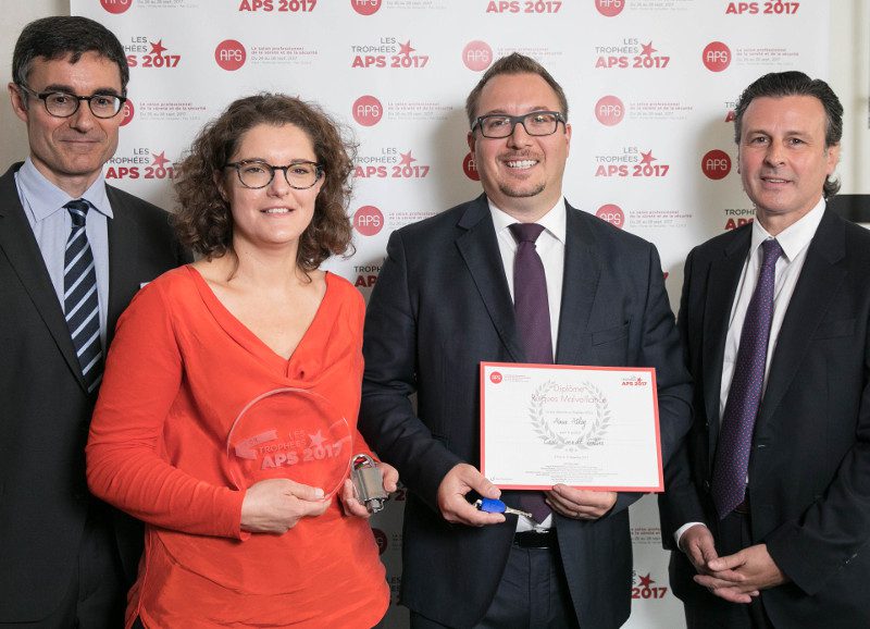 Au centre les représentant d'Assa Abloy
qui ont reçu le Trophée d'or. A gauche,
Jean-François Sol-Dourdin, directeur d'APS.
A droite, Jean-Pascal Ramon, président du jury.
© Reed Expostions France