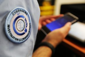 Portable en main, un cybergendarme surveille le Net