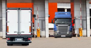 Un camion de dos et un camion de face dans un entrepôt logistique
