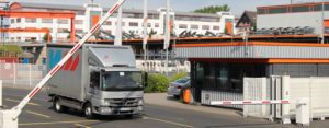 La barrière du site logistique se lève automatiquement à l'approche du camion