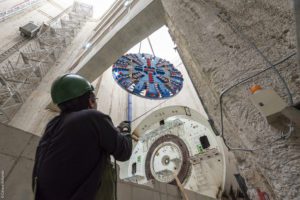 Un ouvrier surveille la descente d'une pièce de tunnelier.