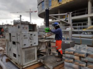 Un opérateur soulève un sac de chantier grâce à l'appareil de levage Easy Fast.