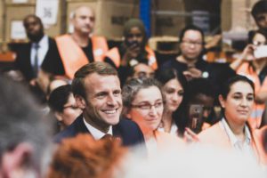 EmmanuelMacron souriant au milieu d’une foule