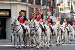 Des policiers de la Guardia civil espagnole à cheval des les rues d’une ville.