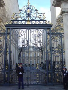 Entrée du ministère de l’Intérieur, place Beauvau avec un policier en faction