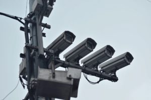 Trois caméras de vidéosurveillance sont perchées côte à côte.