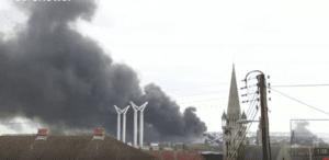 Un immense nuage noire s’élève de l’usine Lubrizol à Rouen.