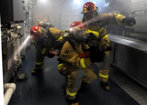 Une équipe de sapeurs-pompiers en intervention dans un navire nucléaire militaire