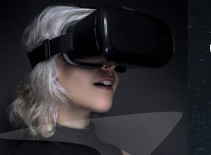 Une femme coiffée d'un casque de réalité virtuelle