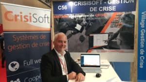 Un homme devant le stand de CrisiSoft durant APS 2019