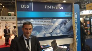 Un homme devant le stand de F24 France durant APS 2019