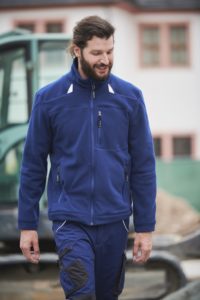 Un artisan porte un gilet softshell bleu.