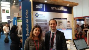 ne femme et un homme sur le stand de Streamwide durant APS 2019