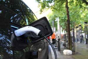 Une voiture électrique est en train d’être chargée à sa borne.