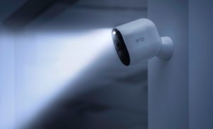 Arlo Pro 3 est capable d’activer une lampe flash.