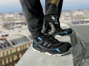 Un artisan porte la nouvelle paire de running d’Heckel, équipée du laçage BOA.