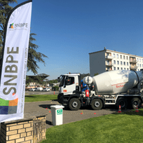 Un camion toupie est installé sur le stand du SNBE.