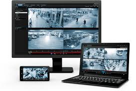 Trois différents périphériques affichent les vidéos de surveillance du logiciel XProtect.