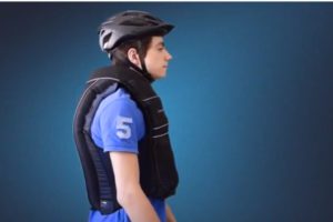 Un cycliste portant le gilet air-bag d'Helite