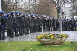 Une compagnie de CRS réunie en attendant de passer à l’action.