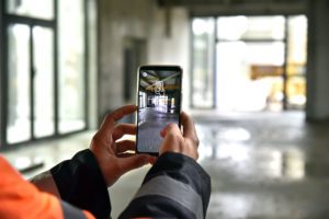 Un artisan scanne le chantier avec son appli afin d’y positionner en réalité augmentée son futur échafaudage.