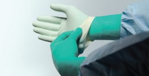 Un chirurgien porte une paire de gants double protection pour parer au risque de coupure et de contamination.