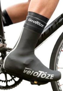 Zoom sur le pied d’un cycliste et son couvre-chaussure.