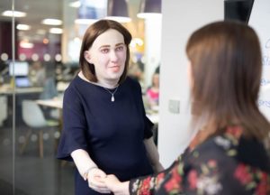 Le modèle du collègue du futur est une femme aux poignets gonflés, aux yeux irrités et au dos voûté.