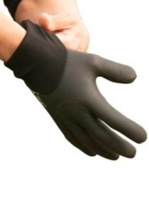 Un cycliste enfile les gants Velotoze.