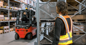 Un homme porte une gilet interactif pour donner l'alerte