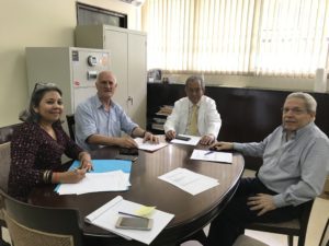 Une réunion avec des hommes et une femme dans un bureau