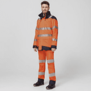 Un jeune homme porte la tenue orange complète de la gamme LukLight Intempéries HV de Molinel.