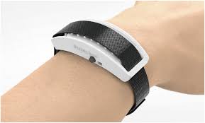 Une personne porte un bracelet connecté réalisé par la start-up japonaise BioDataBank.