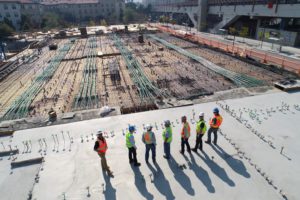 Des hommes sur un chantier