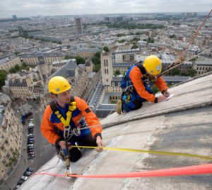 Des cordistes interviennent au sommet du Panthéon à Paris.