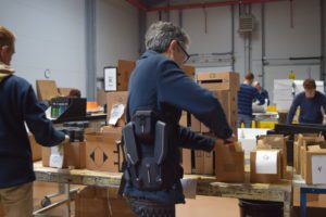 Un opérateur équipé de l'exosquelette